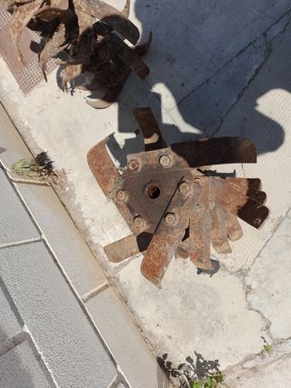 Vendo lote de dos piezas de motocultor.