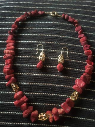 COLLAR Y PENDIENTES DE CORAL Y ORO 