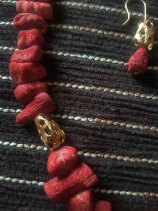 COLLAR Y PENDIENTES DE CORAL Y ORO 
