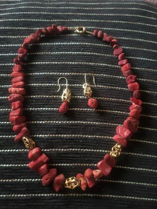 COLLAR Y PENDIENTES DE CORAL Y ORO 
