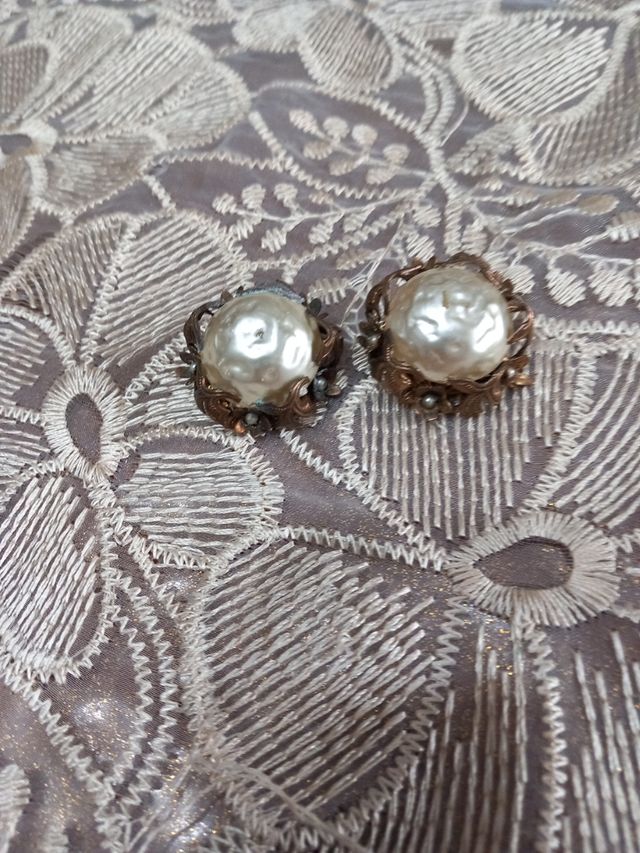 Orecchini vintage dorati e simil perle