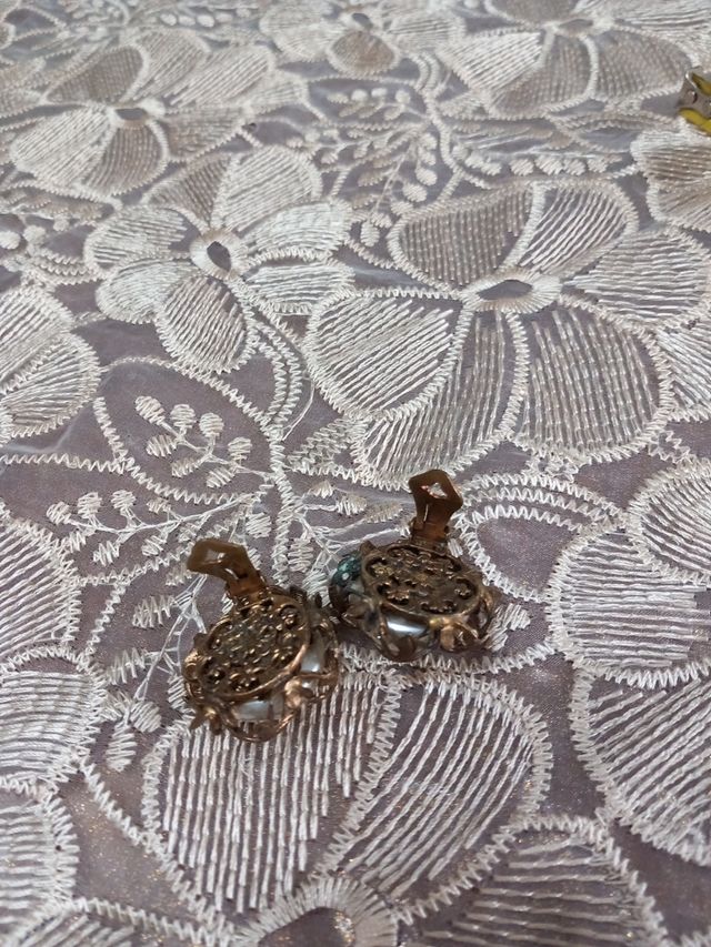 Orecchini vintage dorati e simil perle