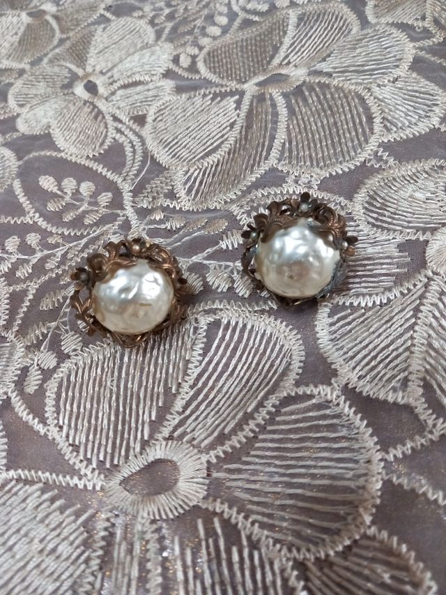 Orecchini vintage dorati e simil perle