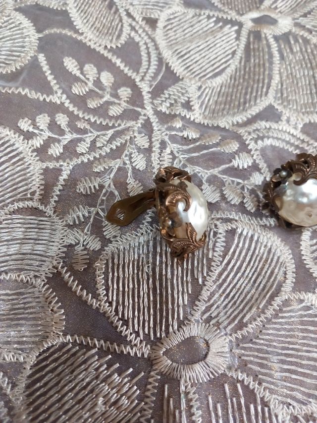 Orecchini vintage dorati e simil perle