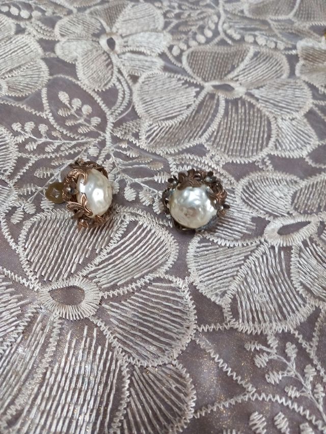 Orecchini vintage dorati e simil perle