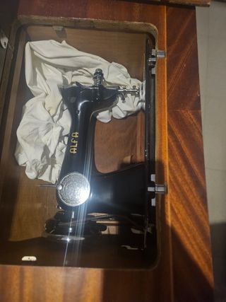 Maquina de coser antigua alfa con mesa