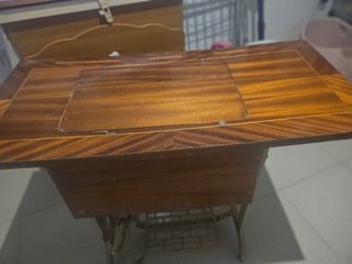 Maquina de coser antigua alfa con mesa
