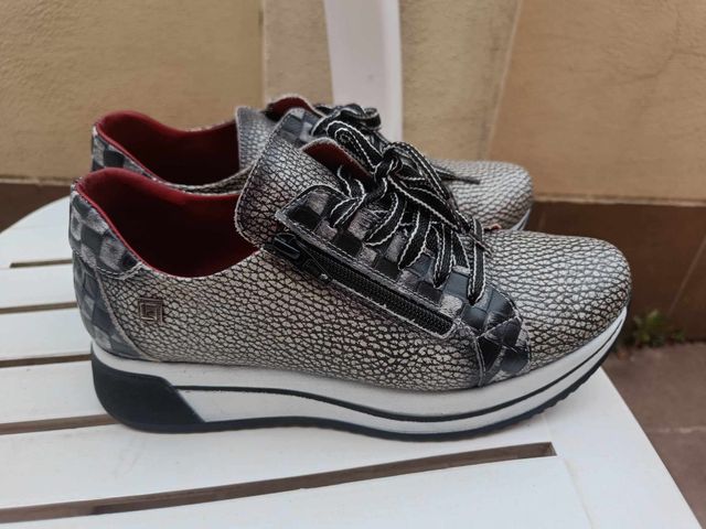 Zapatillas de piel, suela ancha y cremallera.