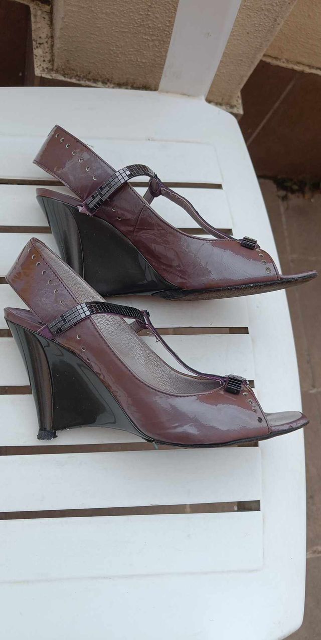 Sandalia piel violeta cuña 37