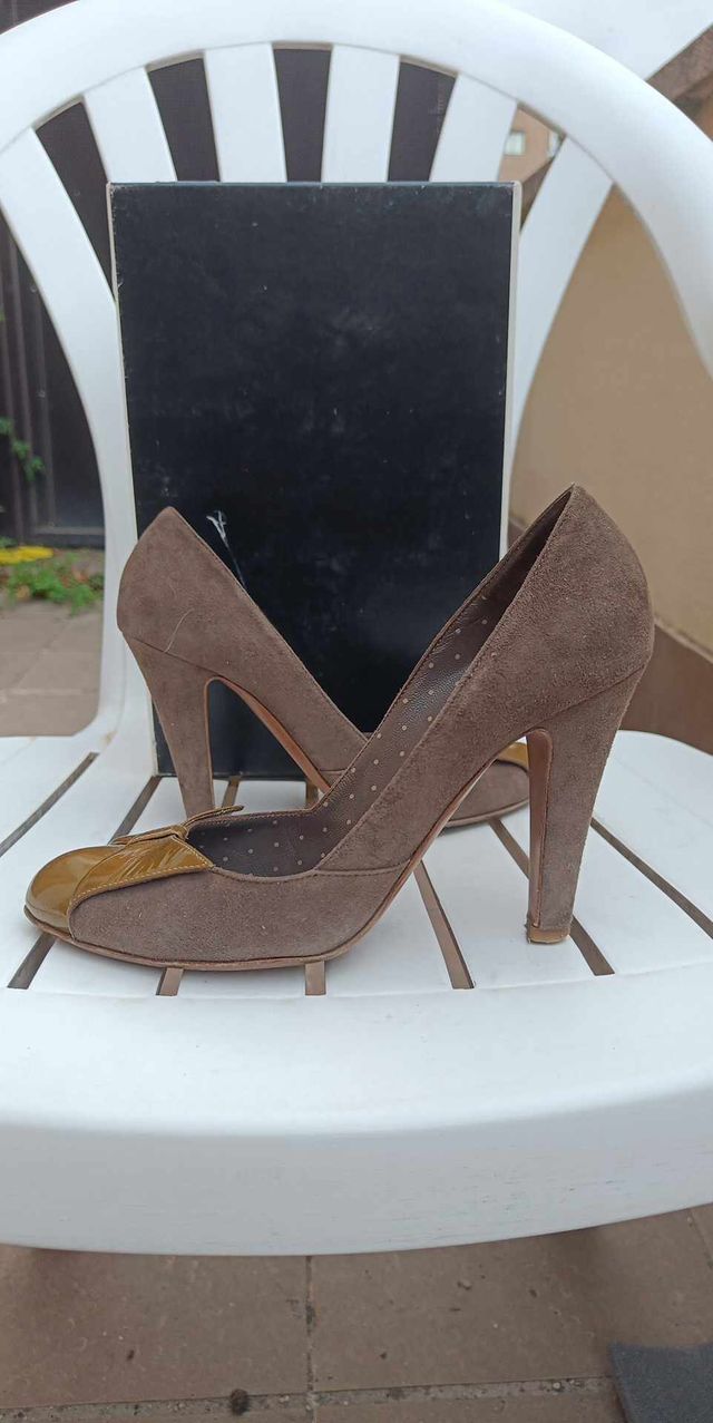 Zapato de tacón de ante tostado Moschino