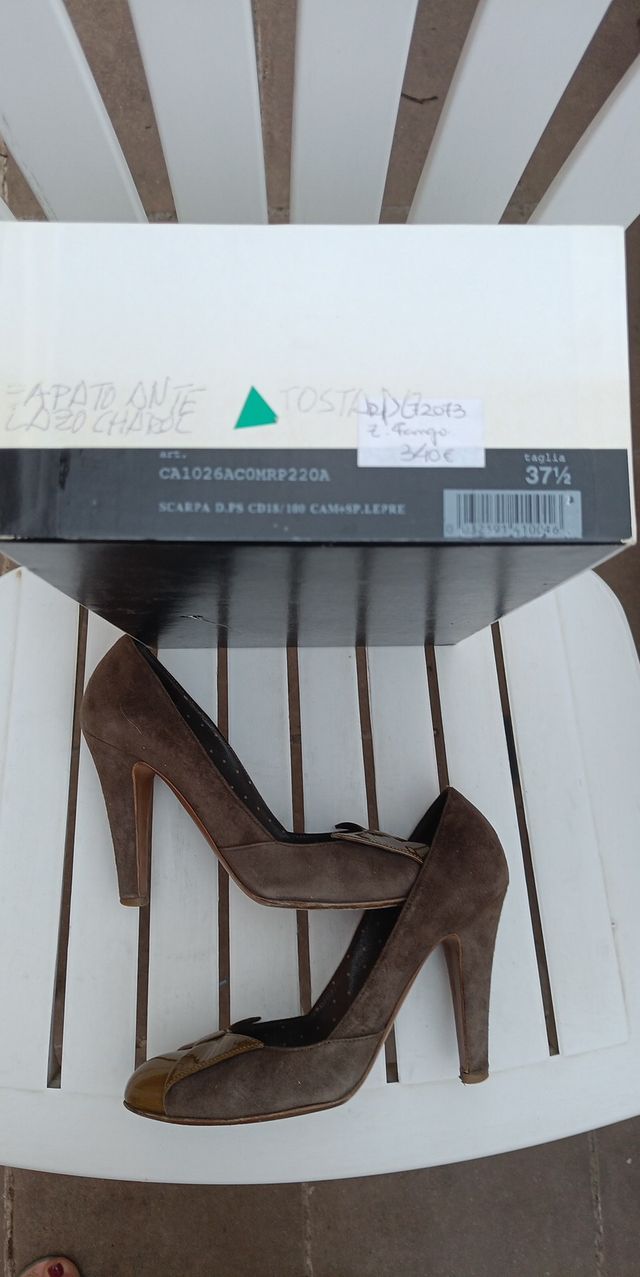 Zapato de tacón de ante tostado Moschino