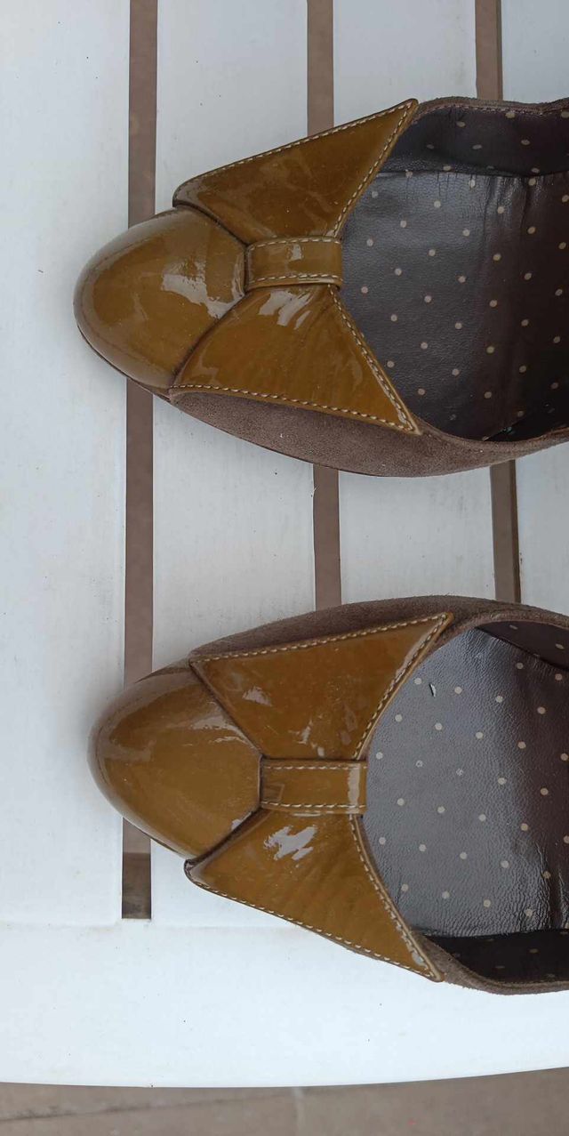 Zapato de tacón de ante tostado Moschino