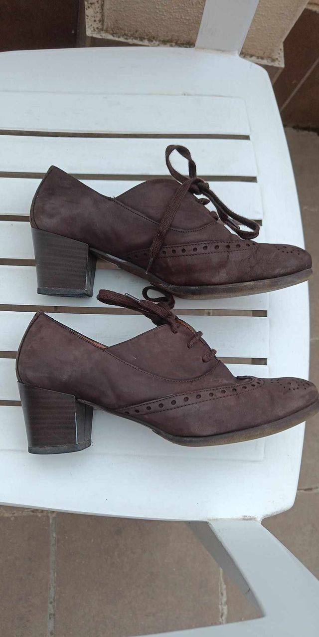 Zapato marrón ante tacón