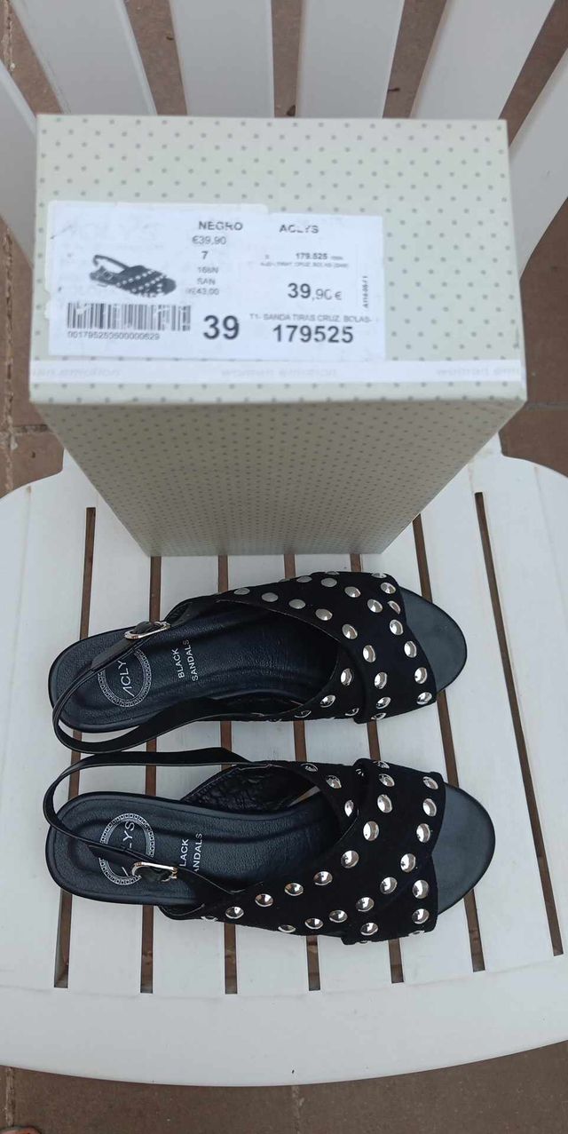 Sandalia negra tiras cruz bolas metálicas (nuevas)