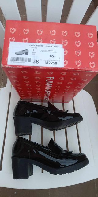 Zapato tacón charol negro (un uso)