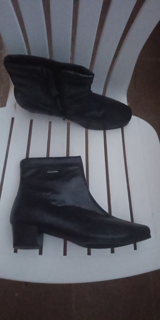 Botines negros piel charol serpenteado