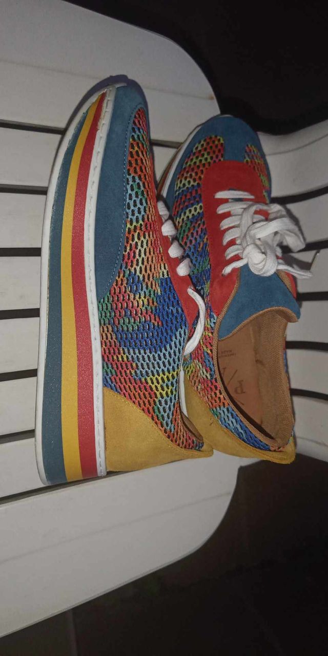 sneaker multicolor suela ancha (un uso)