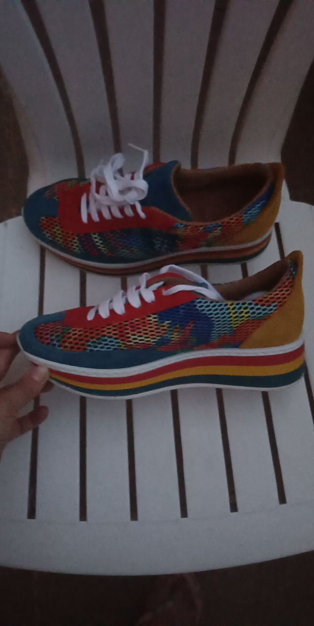 sneaker multicolor suela ancha (un uso)