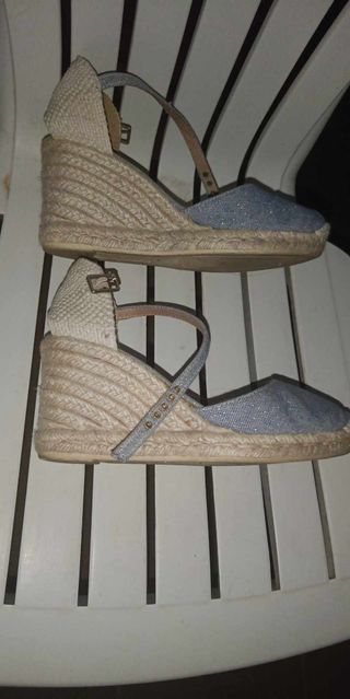 Alpargatas cuña azul claro con brillo plateado