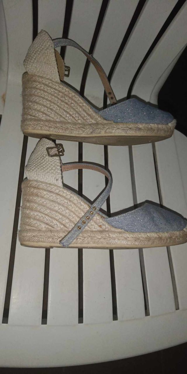 Alpargatas cuña azul claro con brillo plateado