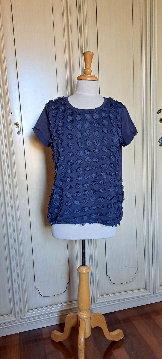 Conbipel. Maglia blu con fiori 