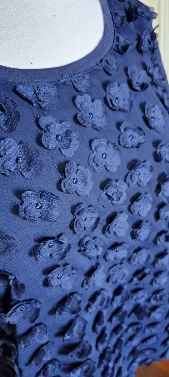 Conbipel. Maglia blu con fiori 