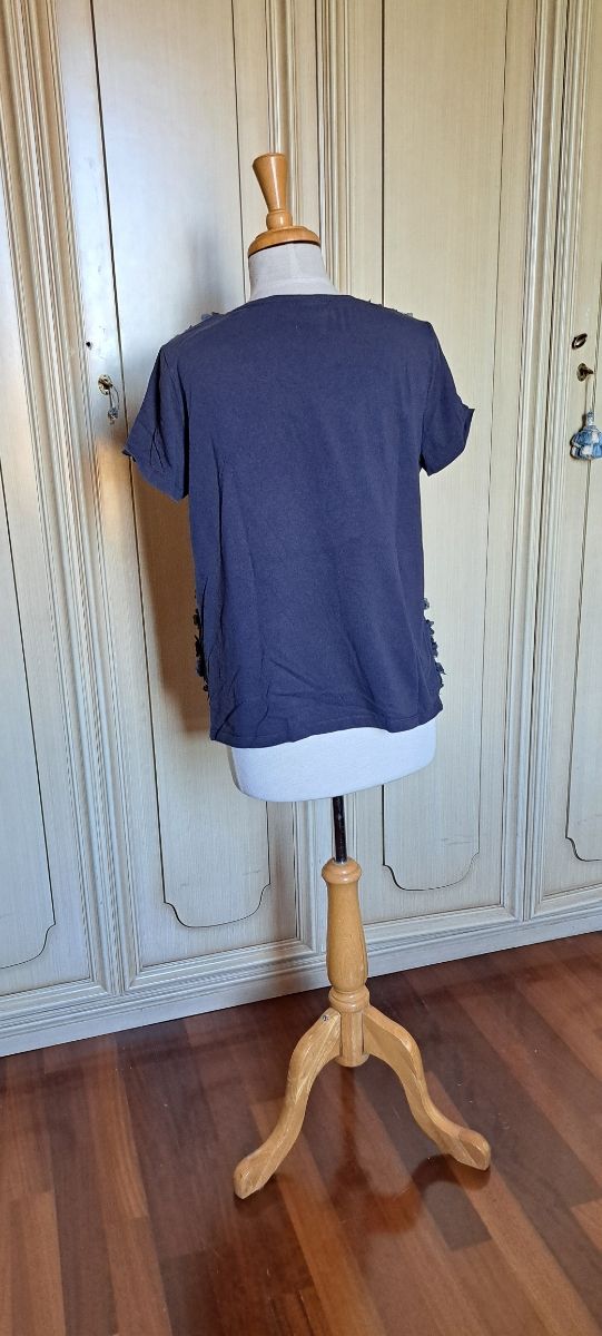 Conbipel. Maglia blu con fiori 