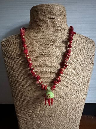 Collar medusa roja y verde 
