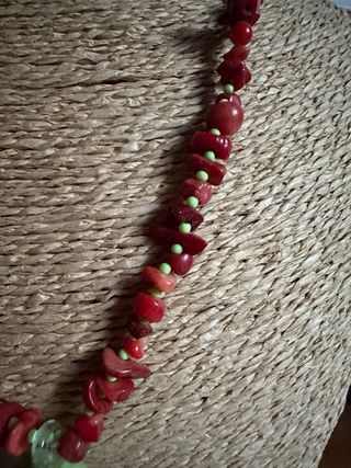 Collar medusa roja y verde 