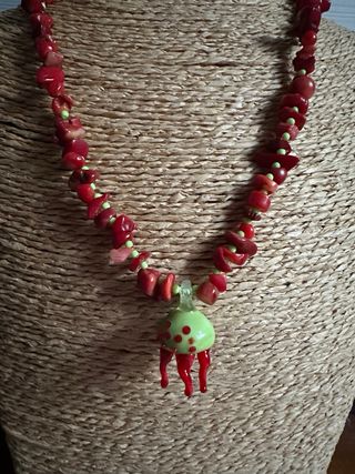 Collar medusa roja y verde 