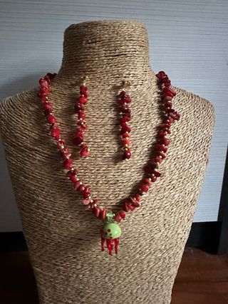 Conjunto collar y pendientes medusa roja