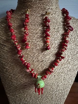 Conjunto collar y pendientes medusa roja