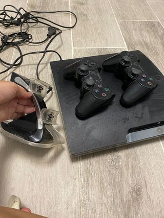 PS3 con mandos y base carga