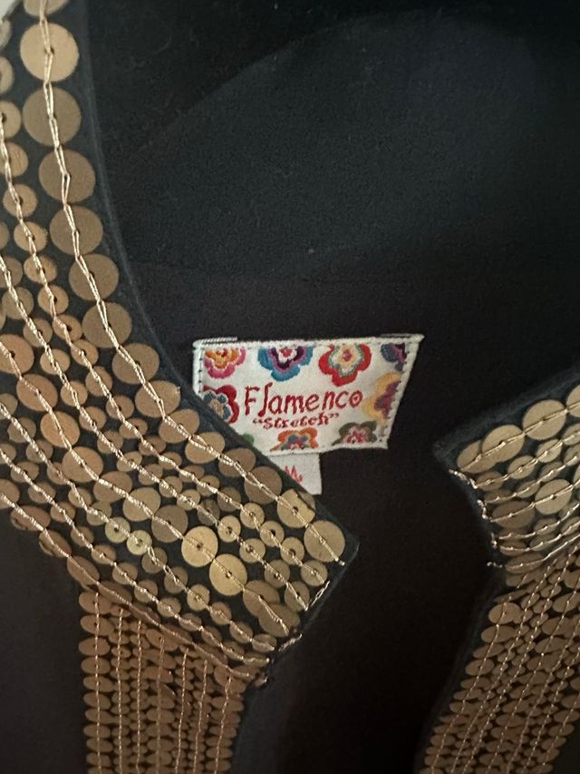 Levita negra y dorada. Flamenco.