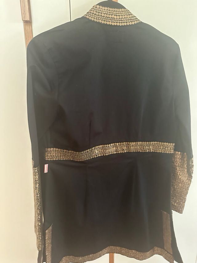 Levita negra y dorada. Flamenco.