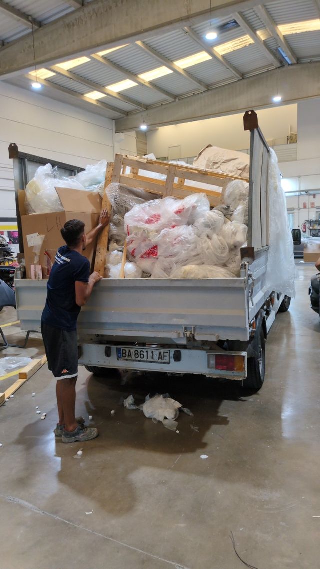 Camión de 3x2 lleno 150€ ,poda ,madera, plástico.