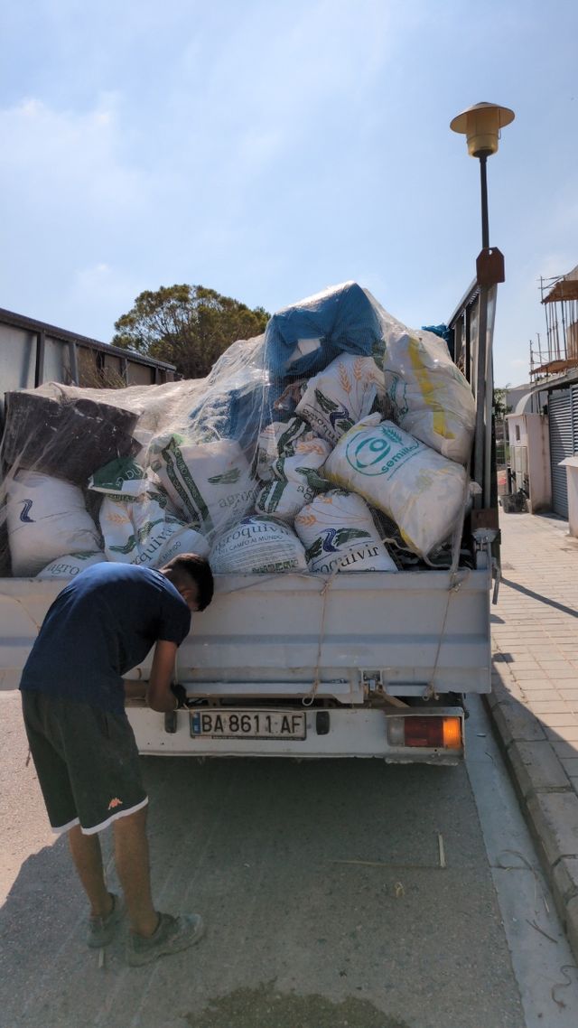 Camión de 3x2 lleno 150€ ,poda ,madera, plástico.
