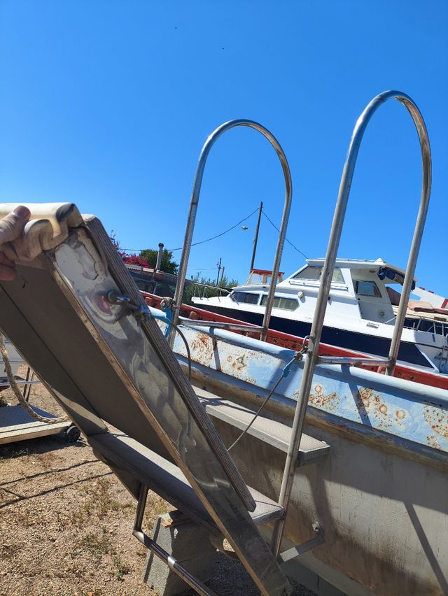 Escalera con plataforma plegable para barco