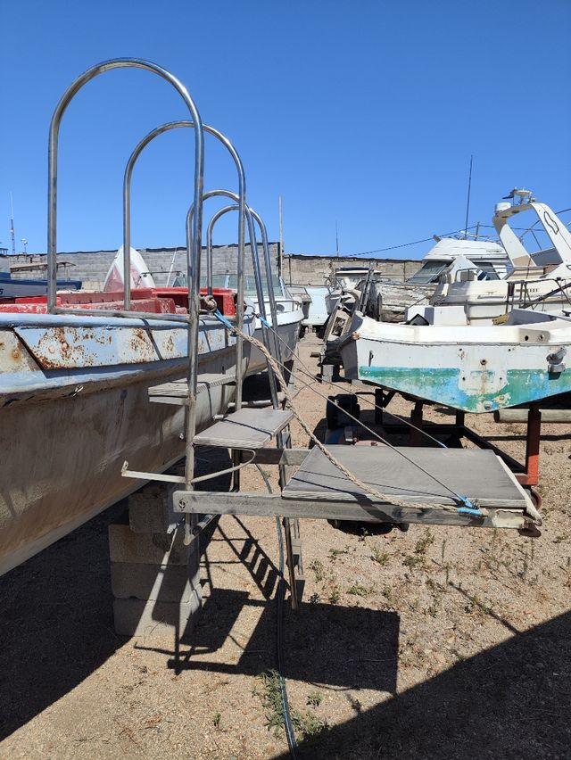 Escalera con plataforma plegable para barco