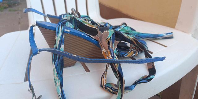 sandalias azules usadas