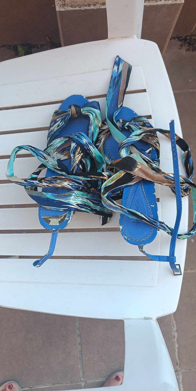sandalias azules usadas