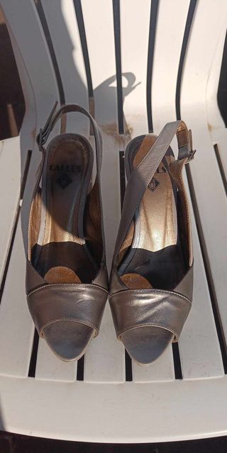 Sandalias piel en gris y plata plataforma interior