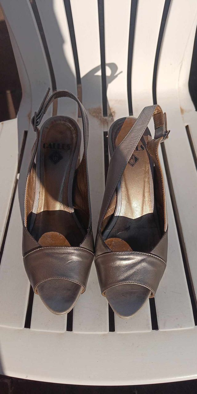 Sandalias piel en gris y plata plataforma interior