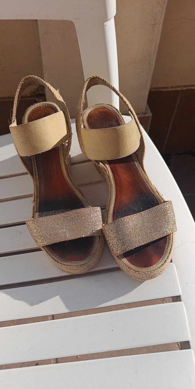 Alpargatas cuña doradas