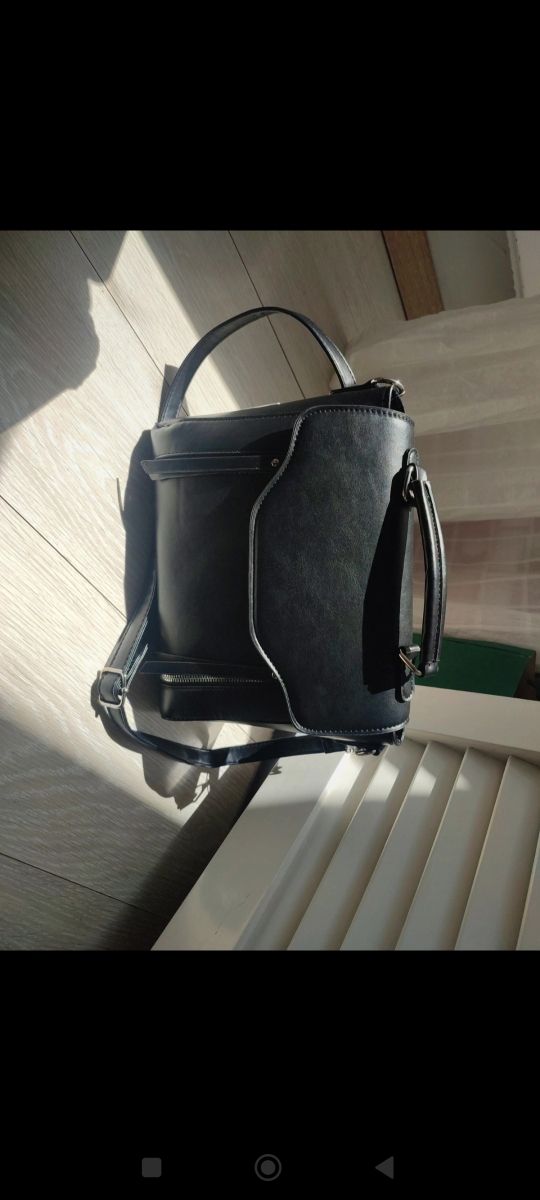 Borsa nera con maniglia e tracolla