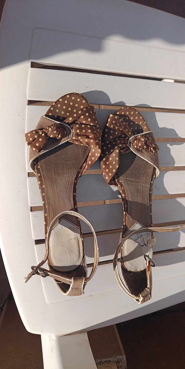 Sandalias planas marrones a lunares blancos