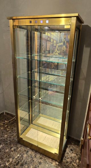 Vitrina alta de latón y cristal 