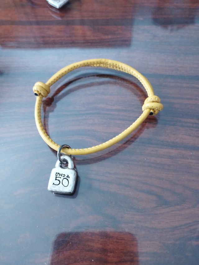 Pulsera cuero uno de 50 adaptable
