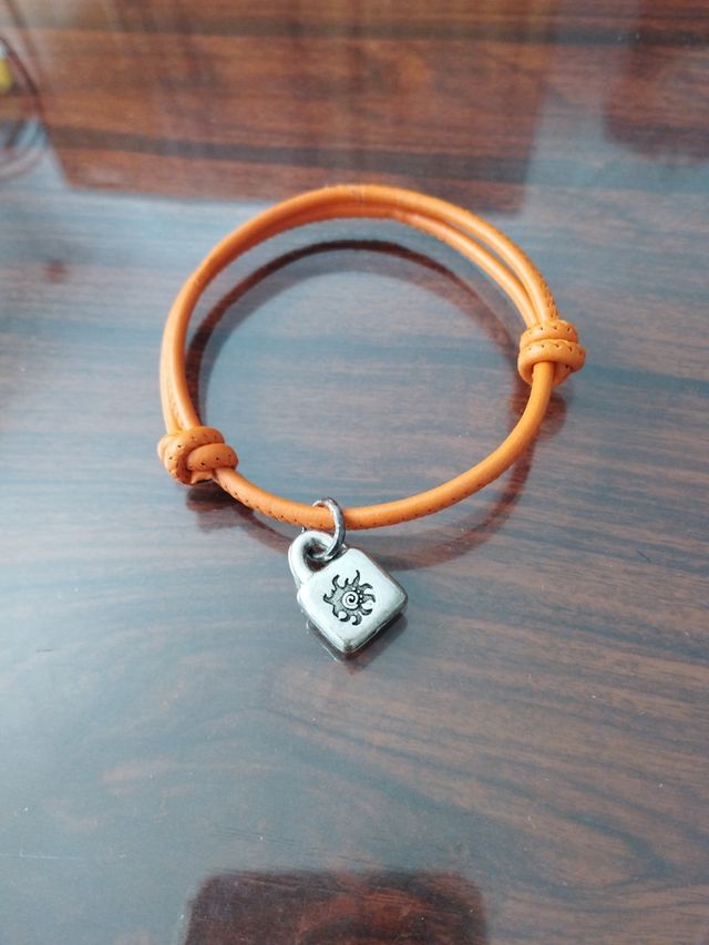 Pulsera cuero uno de 50 adaptable