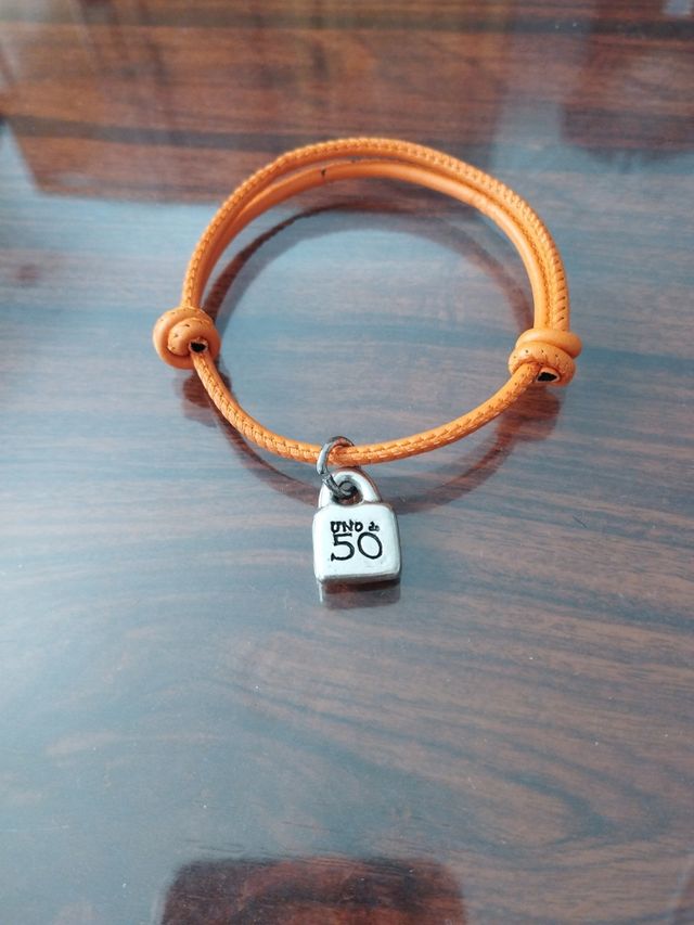 Pulsera cuero uno de 50 adaptable